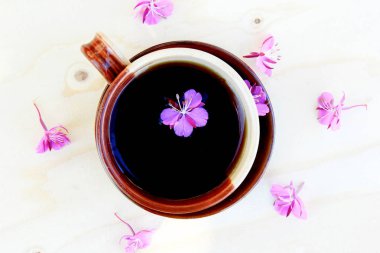 Mor pembe willow herb veya Rusya demlemek için kullanılan fireweed yabani ot fermente Ivan chai çay içmek