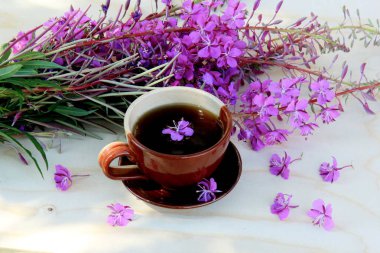 Mor pembe willow herb veya Rusya demlemek için kullanılan fireweed yabani ot fermente Ivan chai çay içmek
