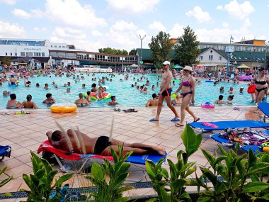 Hajduszoboszlo, Macaristan - 13 Ağustos 2018: Macaristan'da termal banyoda dinlenen insanlar. Sıcak su ile havuz.