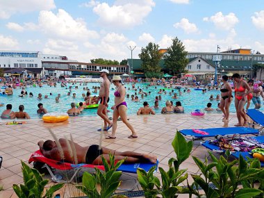 Hajduszoboszlo, Macaristan - 13 Ağustos 2018: Macaristan'da termal banyoda dinlenen insanlar. Sıcak su ile havuz.