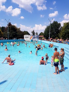 Hajduszoboszlo, Macaristan - 13 Ağustos 2018: Macaristan'da termal banyoda dinlenen insanlar. Sıcak su ile havuz.