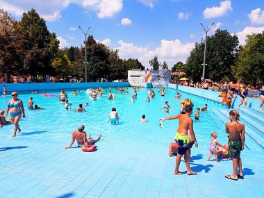 Hajduszoboszlo, Macaristan - 13 Ağustos 2018: Macaristan'da termal banyoda dinlenen insanlar. Sıcak su ile havuz.
