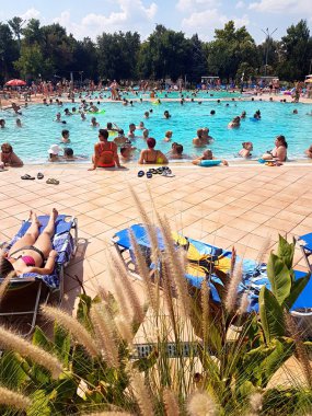 Hajduszoboszlo, Macaristan - 13 Ağustos 2018: Macaristan'da termal banyoda dinlenen insanlar. Sıcak su ile havuz.