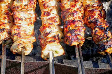  Kömür mangal üzerinde domuz shashlik hazırlanması. Domuz ızgarası, domuz shashlik. Marine shashlik kömür üzerinde bir barbekü ızgara hazırlanıyor                              