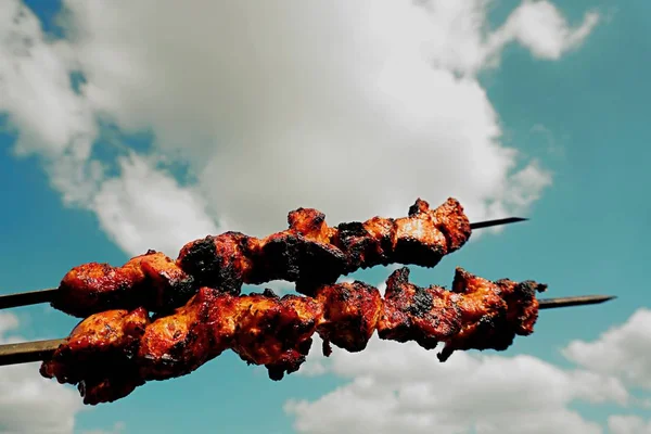 Zubereitetes Schweinshaschlik Auf Einem Metallspieß Blauen Himmel Mit Weißen Wolken — Stockfoto