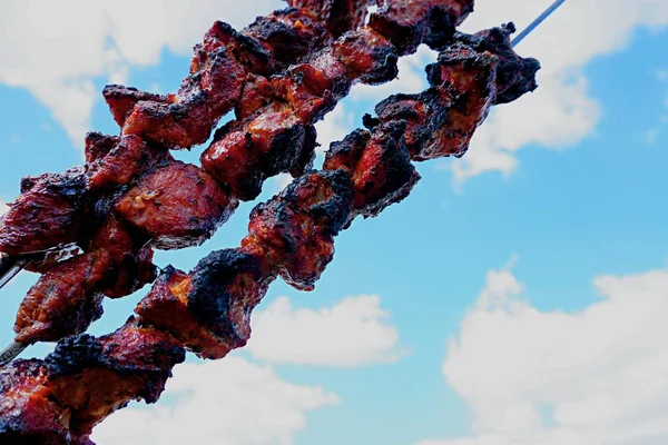 Zubereitetes Schweinshaschlik Auf Einem Metallspieß Blauen Himmel Mit Weißen Wolken — Stockfoto