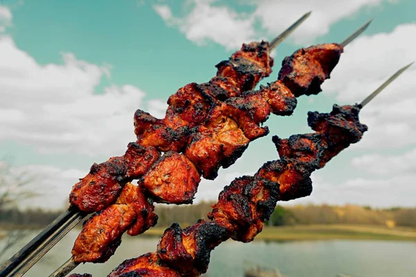 Zubereitetes Schweinshaschlik Auf Einem Metallspieß Blauen Himmel Mit Weißen Wolken — Stockfoto