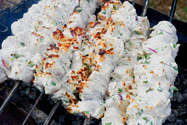 Kurczak Shashlik Marynowane Białym Kefir Marynaty Warzywami Przyprawami Smażone Mangal — Zdjęcie stockowe