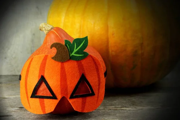 Halloween Kürbis Mit Maskon Holzhintergrund — Stockfoto