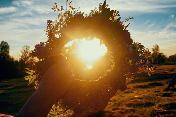 Corona Quercia Fiori Mezza Estate Luce Gialla Tramonto Vecchia Tradizione — Foto Stock