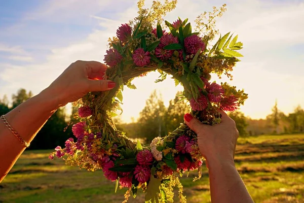 Couronnes Chêne Fleurs Milieu Été Coucher Soleil Jaune Vieille Tradition — Photo