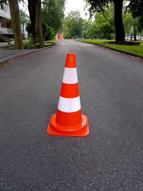 Turuncu trafik konisi şehir caddesinde, yolda uyarı işareti, mükemmel asfalt arka plan