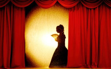 Riga, Letonya 22 Ekim 2011: Ortaçağ kostümlü insanlar sahnedeki gölgeler tiyatrosunda renkli perdelerle. Aşk üçgeninin teması