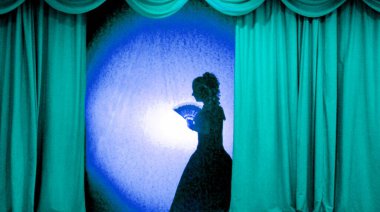 Riga, Letonya 22 Ekim 2011: Ortaçağ kostümlü insanlar sahnedeki gölgeler tiyatrosunda renkli perdelerle. Aşk üçgeninin teması