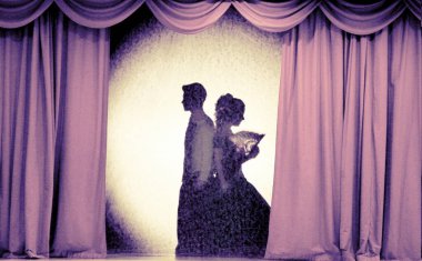 Riga, Letonya 22 Ekim 2011: Ortaçağ kostümlü insanlar sahnedeki gölgeler tiyatrosunda renkli perdelerle. Aşk üçgeninin teması