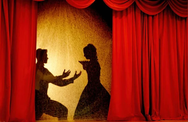 2011年10月22日ラトビア 舞台上の影の劇場で中世の衣装を着た人々 愛の三角形のテーマ — ストック写真