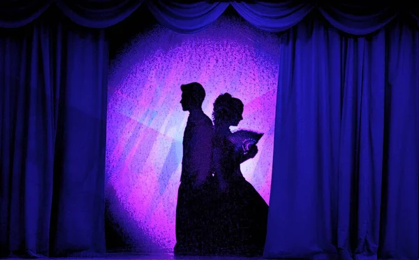 拉脱维亚里加 2011年10月22日 穿着中世纪服装的人在舞台上的阴影剧场里 带着彩色窗帘 爱情三角的主题 — 图库照片