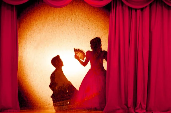 拉脱维亚里加 2011年10月22日 穿着中世纪服装的人在舞台上的阴影剧场里 带着彩色窗帘 爱情三角的主题 — 图库照片