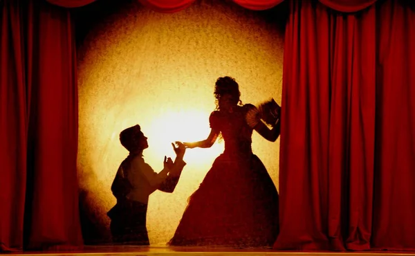 2011年10月22日ラトビア 舞台上の影の劇場で中世の衣装を着た人々 愛の三角形のテーマ — ストック写真