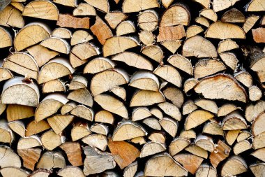                          Doğal ahşap arka plan, yakılacak odunların yakın çekimi, kesilmiş odun yığınları.      