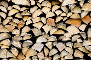                          Doğal ahşap arka plan, yakılacak odunların yakın çekimi, kesilmiş odun yığınları.      