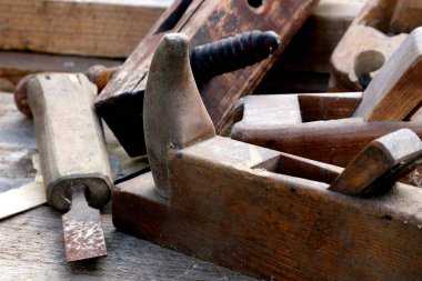 Ahşap zemin üzerinde eski ahşap marangoz uçakları. Yaşlı marangoz uçaklarıyla hayat devam ediyor.