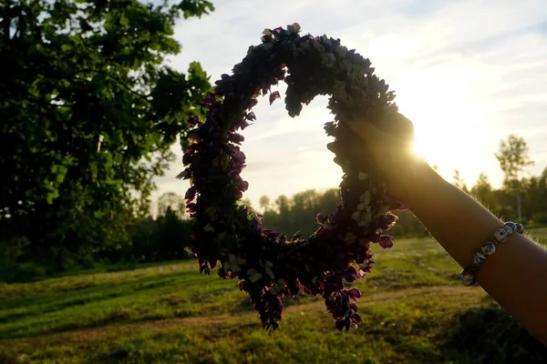 Coroana Flori Diferite Fundal Cer Albastru Flori Coroană Mâini Femei — Fotografie, imagine de stoc