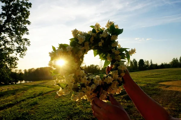 Mâinile Femeii Țin Coroană Flori Albe Iasmin Fundalul Apusului Seară — Fotografie, imagine de stoc