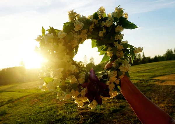 Mâinile Femeii Țin Coroană Flori Albe Iasmin Fundalul Apusului Seară — Fotografie, imagine de stoc