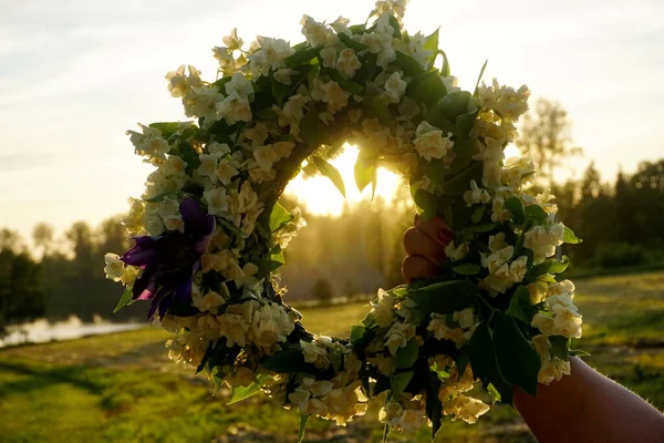 Kobieta Trzyma Wieniec Białymi Kwiatami Jaśminu Tle Wieczornego Zachodu Słońca — Zdjęcie stockowe