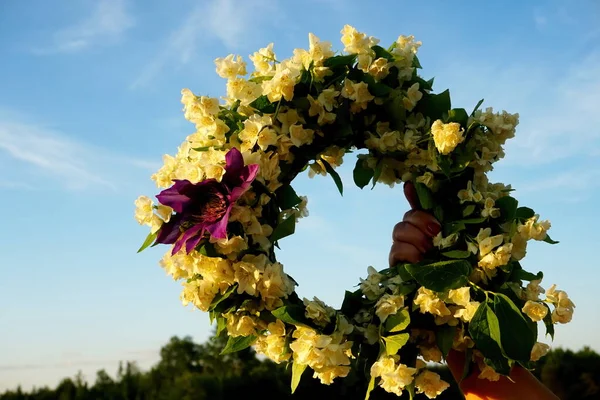 Mâinile Femeii Țin Coroană Flori Albe Iasmin Fundal Cer Albastru — Fotografie, imagine de stoc