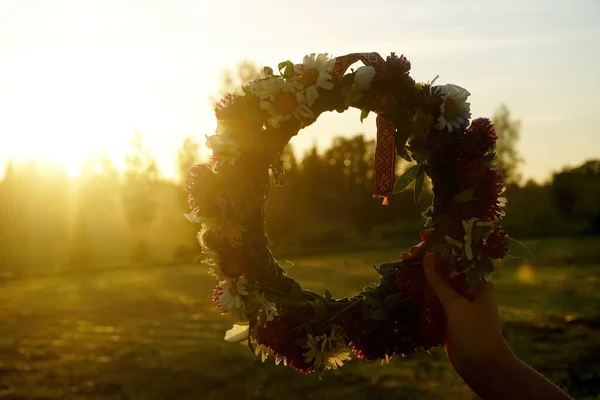 Vrouwelijke Handen Met Een Krans Van Wilde Bloemen Een Rood — Stockfoto