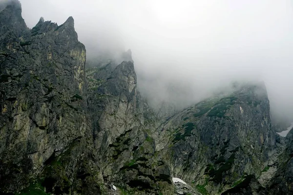 Picos Alto Tatras Com Nuvens Brancas Montanhas Nas Nuvens Montanhas — Fotografia de Stock