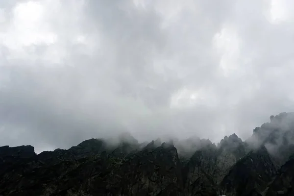 Höga Tatrabergen Med Vita Moln Berg Molnen Höga Tatrabergen Slovakien — Stockfoto