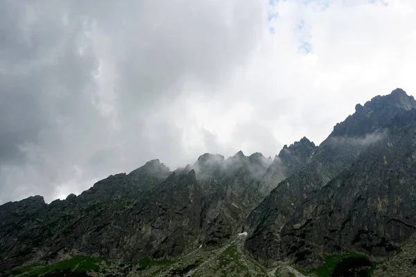 Yüksek Tatra Nın Tepeleri Beyaz Bulutlarla Dolu Bulutlardaki Dağlar Slovakya — Stok fotoğraf