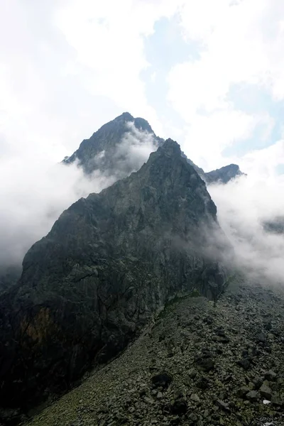 Picos Alto Tatras Com Nuvens Brancas Montanhas Nas Nuvens Montanhas — Fotografia de Stock