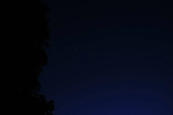 Céu Escuro Azul Com Muitas Estrelas Céu Noturno Sobre Paisagem — Fotografia de Stock