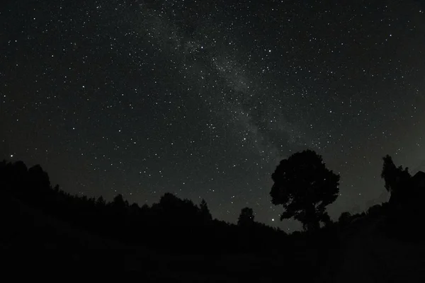 蓝色漆黑的夜空 有许多星星 夜空笼罩着乡村的风景 高Iso景观与鱼眼镜头 — 图库照片