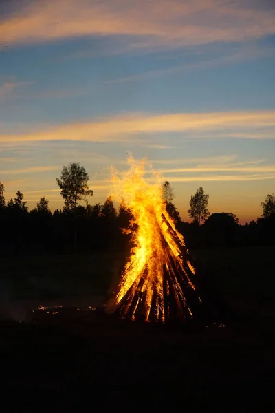 Der Mittsommernacht Brennt Ein Großes Lagerfeuer Hintergrund Geht Die Sonne — Stockfoto