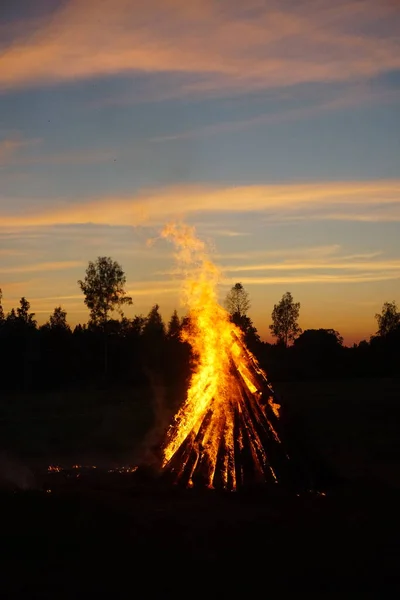 Der Mittsommernacht Brennt Ein Großes Lagerfeuer Hintergrund Geht Die Sonne — Stockfoto