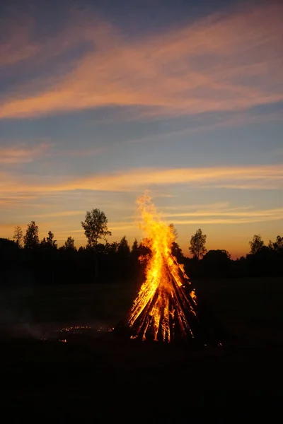 Der Mittsommernacht Brennt Ein Großes Lagerfeuer Hintergrund Geht Die Sonne — Stockfoto