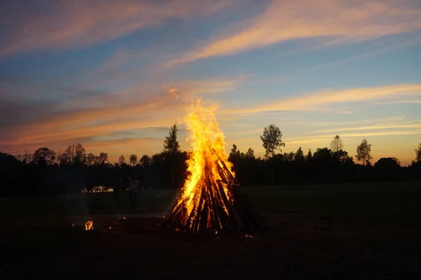 Der Mittsommernacht Brennt Ein Großes Lagerfeuer Hintergrund Geht Die Sonne — Stockfoto