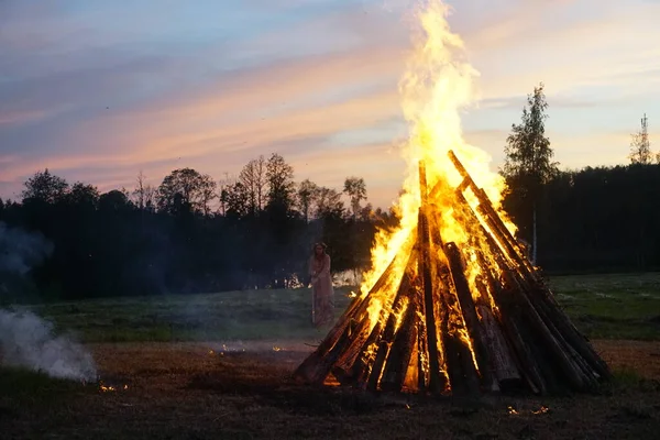 Der Mittsommernacht Brennt Ein Großes Lagerfeuer Hintergrund Geht Die Sonne — Stockfoto