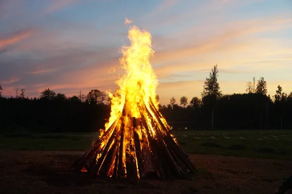 Der Mittsommernacht Brennt Ein Großes Lagerfeuer Hintergrund Geht Die Sonne — Stockfoto