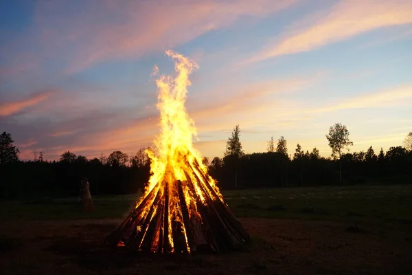 Large Bonfire Burns Midsummer Night Sun Setting Background — Stock Photo, Image