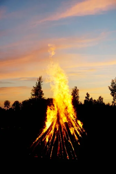 Der Mittsommernacht Brennt Ein Großes Lagerfeuer Hintergrund Geht Die Sonne — Stockfoto