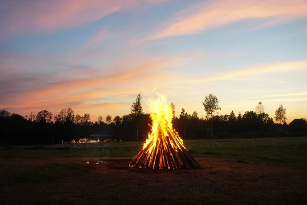 Large Bonfire Burns Midsummer Night Sun Setting Background — Stock Photo, Image