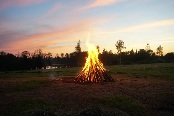 Una Gran Hoguera Arde Mitad Noche Verano Con Puesta Sol — Foto de Stock