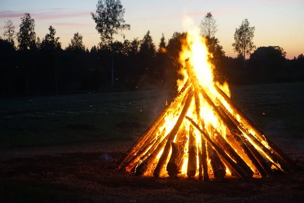 Der Mittsommernacht Brennt Ein Großes Lagerfeuer Hintergrund Geht Die Sonne — Stockfoto