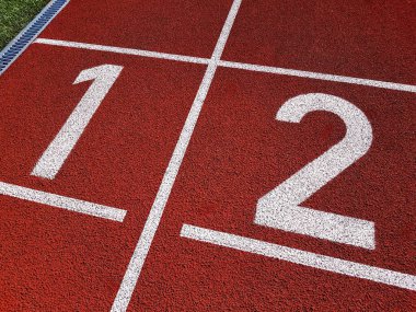 Stadyumda kırmızı koşu pisti. Stadyumda kırmızı koşu izleri var. Boş spor stadyumu. Stadyumda Koşu Şeritlerinin Başlangıç Çizgisi